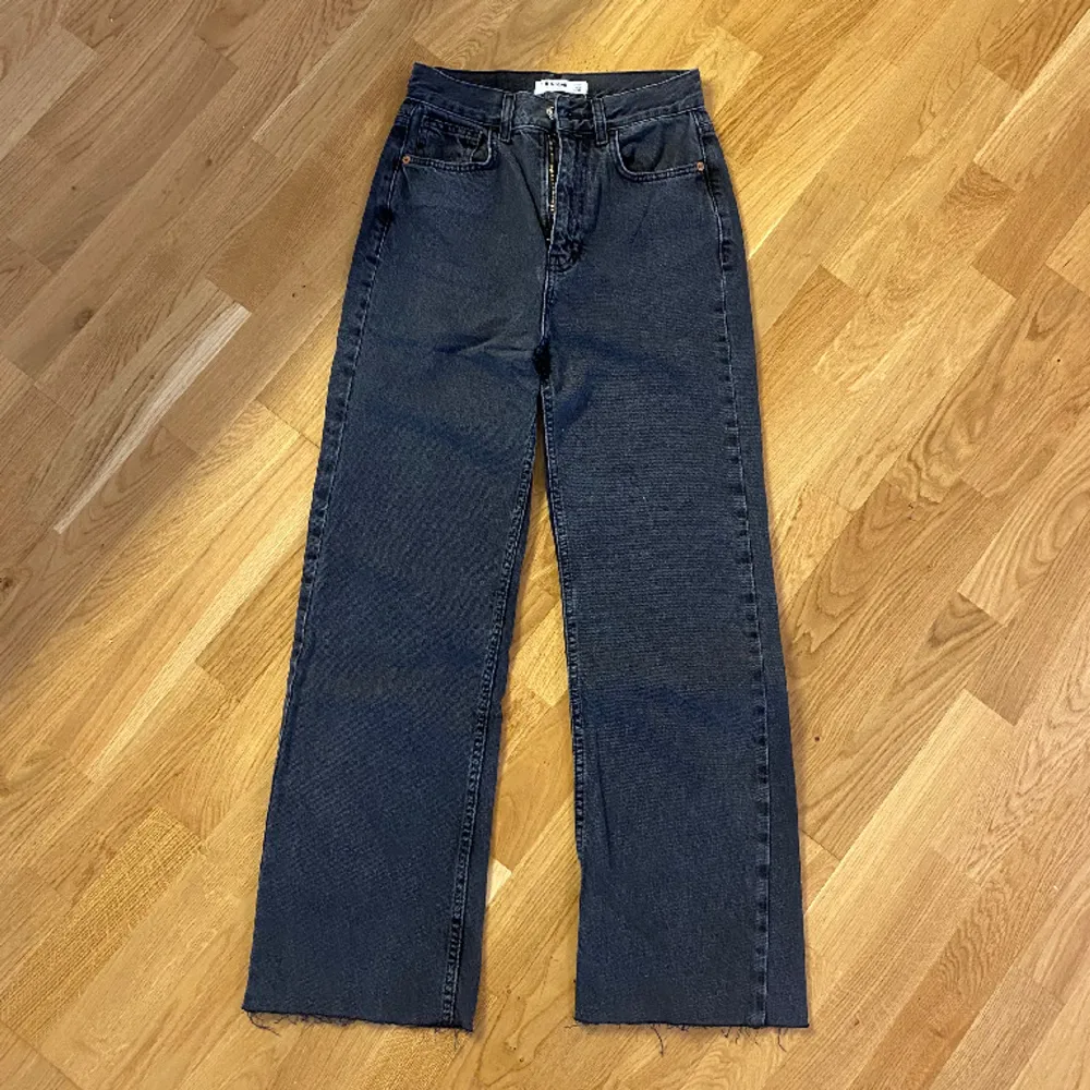 Ett par gråa raka jeans i storlek 32/xxs. Normala i storlek. Från Pull& Bear. Andra bilden visar färgen bäst💗. Jeans & Byxor.