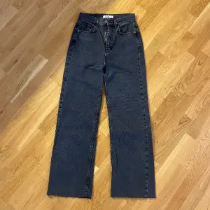 Ett par gråa raka jeans i storlek 32/xxs. Normala i storlek. Från Pull& Bear. Andra bilden visar färgen bäst💗