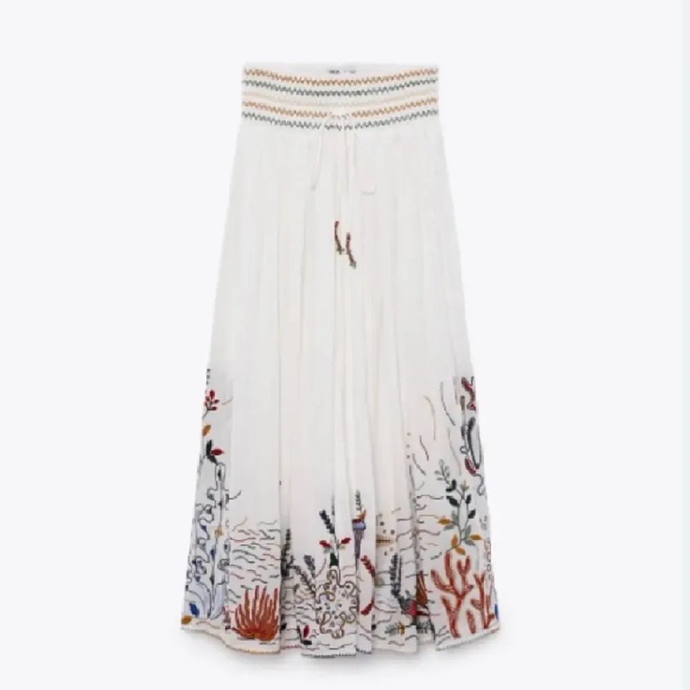 Intressekoll på min zara kjol!!! Köpt för 700kr, använd några gånger och har inga defekter💓. Kjolar.