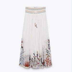 Intressekoll på min zara kjol!!! Köpt för 700kr, använd några gånger och har inga defekter💓