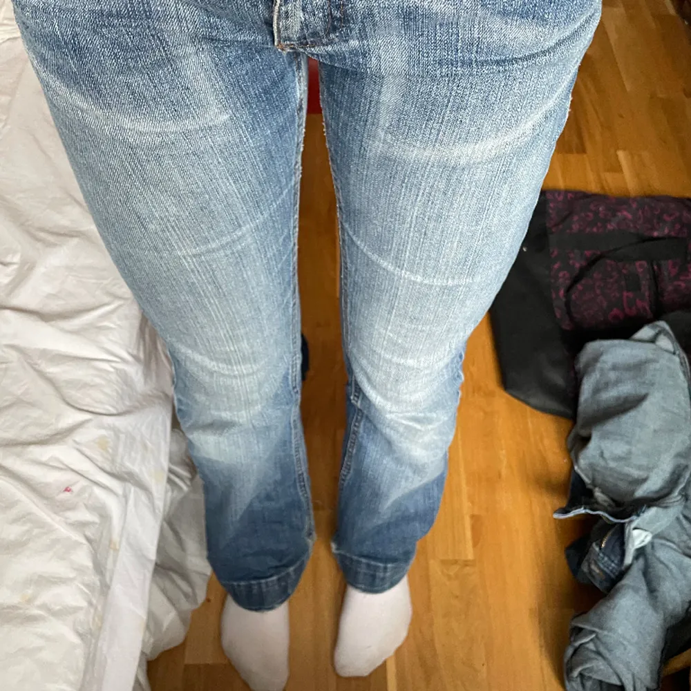 Ljusblå jeans från vila i hårt denim säljer för att de är för små. 27w och 30/32l. Jeans & Byxor.