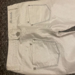 snygga vita lowwaist flare jeans 💥 - finns redan i flera annonser på min profil! titta där för mer info och bilder :) hör av er bid frågor 💕