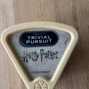 Säljer ett Harry Potter trivial Pursuit spel🖤🤍