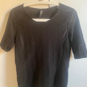 Topp - Genomskinlig topp som jag säljer för att den inte passade. Köparen står för frakt.