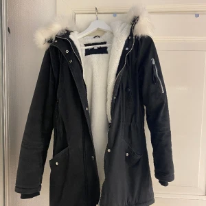 Sixth June Vinterjacka Faux Fur - •Varm och snygg vinterjacka! •Den avtagbara pälskragen och innerfodret är i fuskpäls. •Den har innerficka samt åtdragbar snörning i midjan. •Jackan är i fint skick med enstaka missfärgningar. •Nypris 1899kr