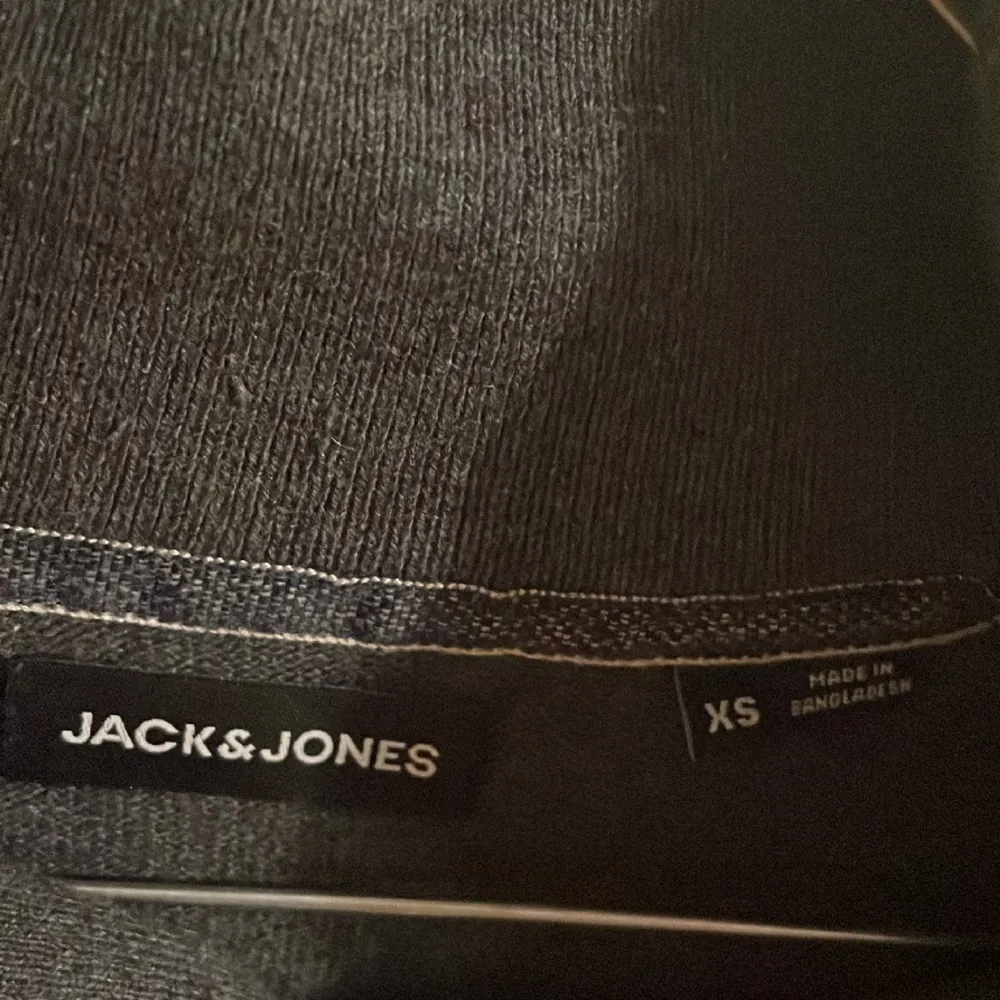 jack and jones half zip i storlek xs passar aväen M och S. den är riktigt snygg och snygg färg. använd lite men i helt nytt skick. nypris 400 säljer för 199.🤝🏽💥 . Hoodies.