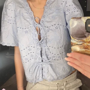 Söt topp - Säljer denna söta topp från Veromoda som är perfekt till sommaren🩷