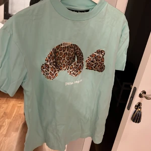Palm angels T-shirt  - Mycket fin tröja som är använd Max 5gånger. Säljer pga använder ej. Inga slitningar. Nypris 2200. Mitt pris 600! Självklart är den helt äkta!