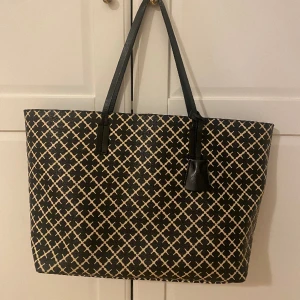 By Marlene Birger - Säljer By Marlene Birger väska. Bra skick. Inklusive original väskpåse. 