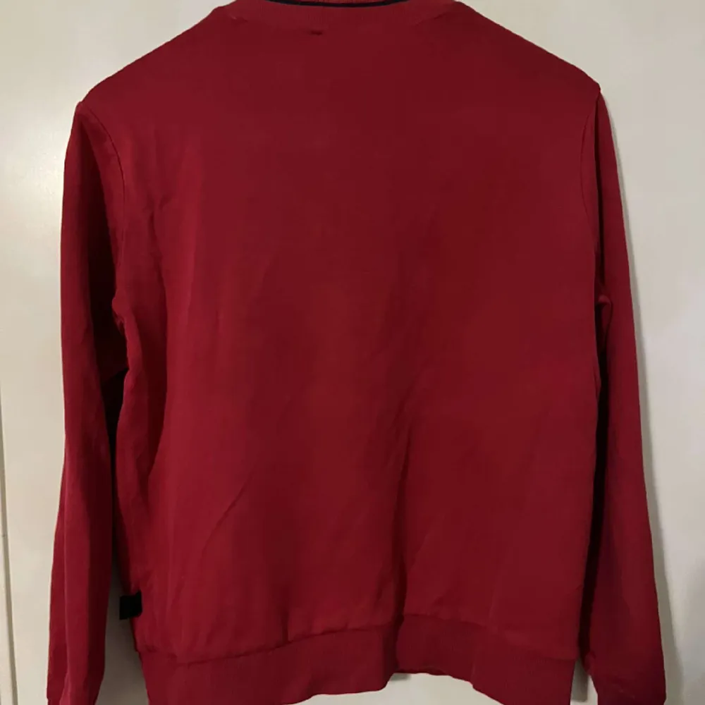 Hej säljer denna snygga äkta röda Hugo boss tröja för endast 800kr! Några frågor ? Det är bara att ställa de😊. Hoodies.