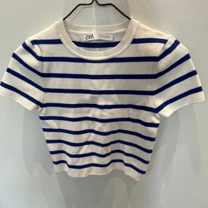 Zara topp - Säljer denna supersöta topp från zara💙💙 Använd fåtal gånger och är som ny! Pris kan diskuteras vid snabb affär!