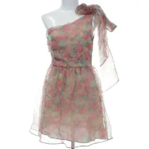 Blommig one shoulder mini klänning från Zara i strl S/M passar båda, nyskick 🩷