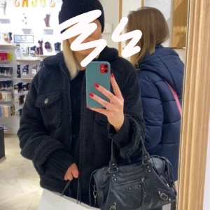 Fluff Jacka  - Säljer min fluffiga jacka! Jättemysig och fin! Köpt för några månader sedan och är sparsamt använd. Jackan är i gott skick🤗💕