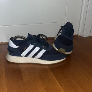 Adidas Iniki Runner I-5923 - Adidas Iniki Runner (I-5923) använda max 3 gånger! Ny pris 1200kr men säljer dem nu för 500kr då dem är alldeles för små för mig. Priset går att diskuteras vid snabb affär annars stannar priset detsamma. Möts ändast upp