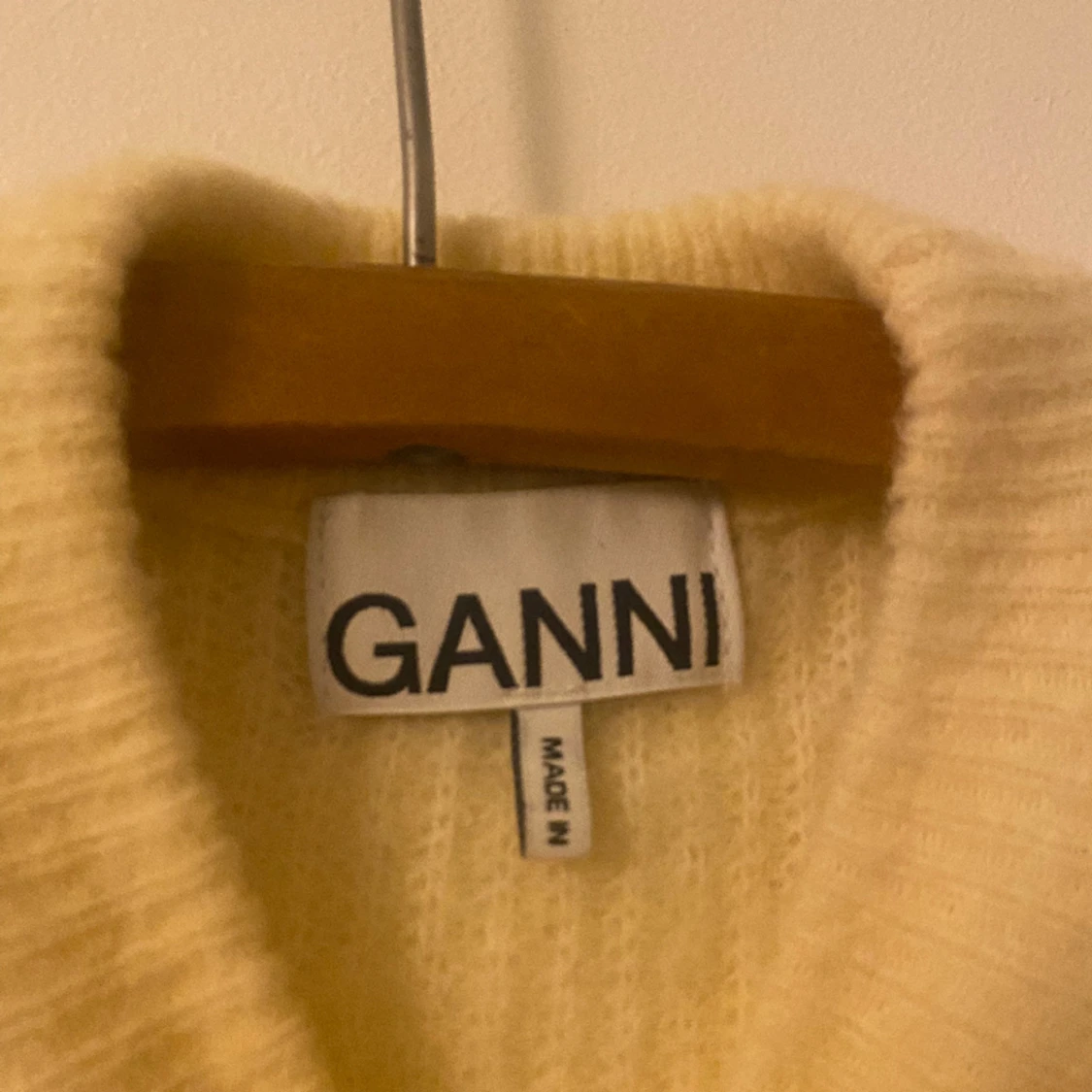 Stickad tröja ifrån Ganni. - 90