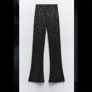 Glittriga byxor - Glittriga flare byxor/tights från zara!  Sjukt snygga festbyxor! Aldrig använda, nyskick! Nypris 559kr