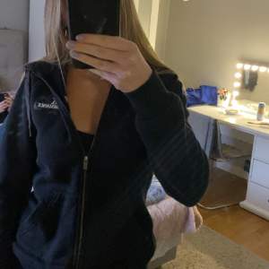 Sip hoodie från peak performance, använd fåtal gånger💕 Storlek M men liten i storlek så passa S/XS