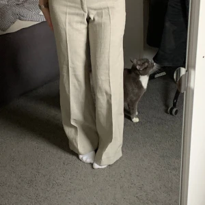 Kostym byxor  - Det är i gott skick. Använda mer än 10 gånger. Högmidjade.