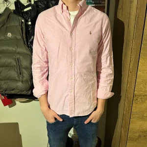 Ralph Lauren - Säljer en sjukt snygg Ralph lauren skjorta. Modellen är 187, skriv om ni har några frågor eller funderingar 