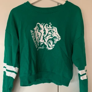 Sweatshirt från New Yorker - Använd några gånger, men i fint skick Storlek S, normal i storleken, något croppad 