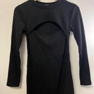 Klänning - Svart klänning ifrån Dennis maglic i storlek S , använd 1 gång! Slutar en bit under rumpan 