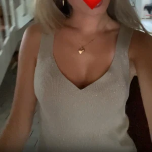 Supersöt glitter beige topp  - Säljer min fina glittertopp jag köpte i somras, använd en gång men väldigt fin 10/10 skick💫