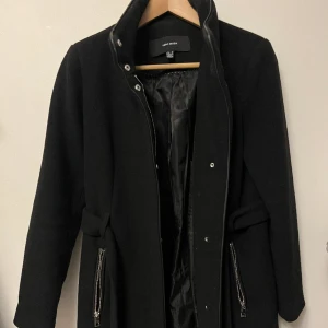 Kappa - Svart kappa ifrån vero Moda, petit i storlek M skulle, jag är inte petit och har storlek xs-s och den passar mig bra! Använd men i gott skick