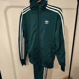 Adidas tracksuit - Storlek S. Perfekt skick. 9/10 nypris ca 1199kr Säljes för enbart 599kr 