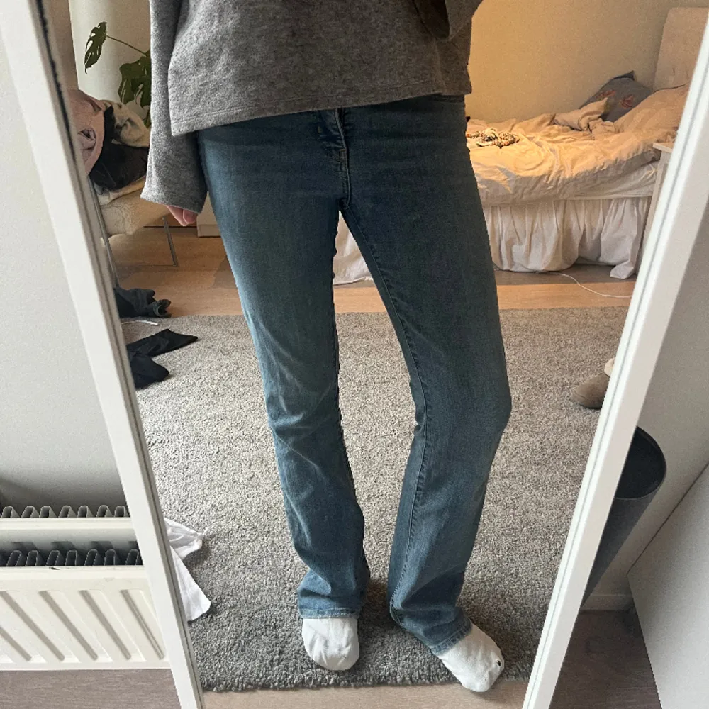 Säljer ett par skitsnygga Levi’s bootcut jeans! De är i storlek 26/32 (sparsamt använda). Midjemåttet är 37 cm rakt över och innerbenslängden är 79! 💗💗. Jeans & Byxor.