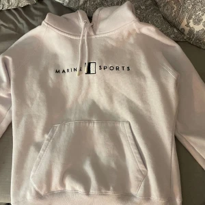Vit hoddie  - Vit marine sports hoddie i fint skick🤍
