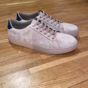 Privacy Brand Skor - Använda 1 gång men passade inte mig som de skulle, lite små i storlek och det är storlek 44, så passar kanske mer 43-42. Det är mocka skor. Pris kan diskuteras