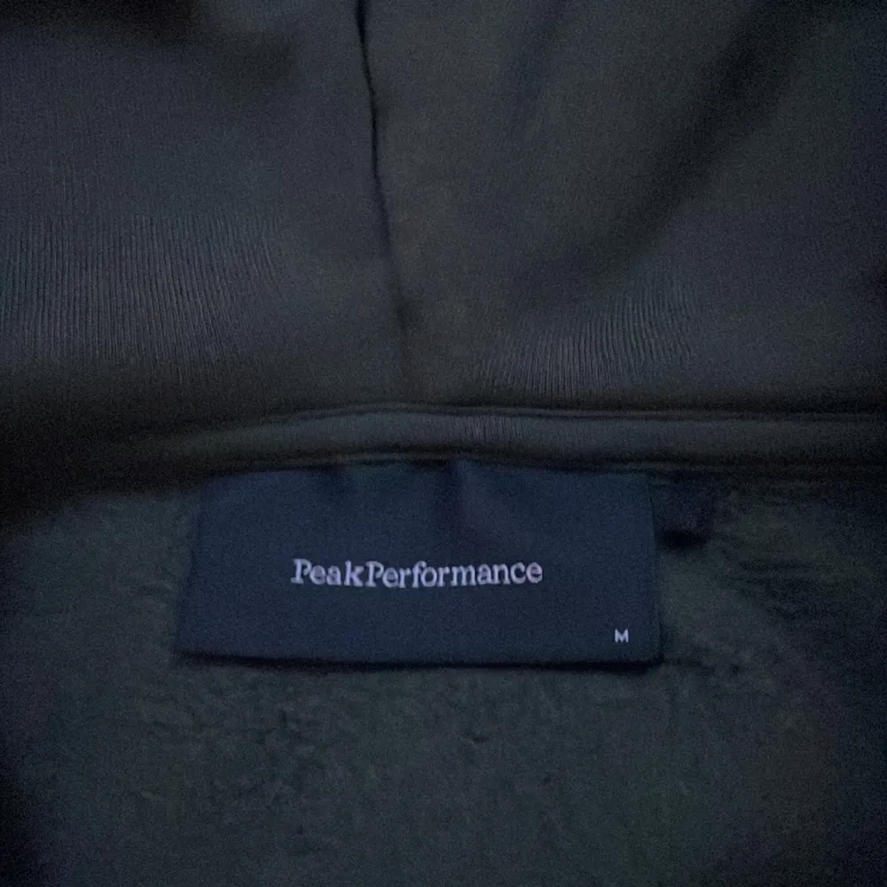 Lite andvänd peak performance hoodie i mörk grön storlek M original pris 1399kr. Hoodies.