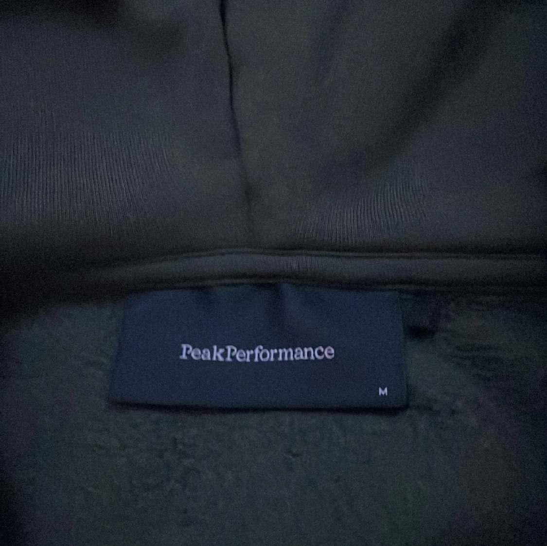 Mörk grön peak performance hoodie  - 91
