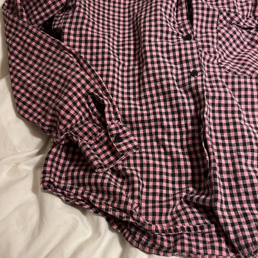 Thrifted button up shirt. Price included in the shipping 🥰. Blusar.