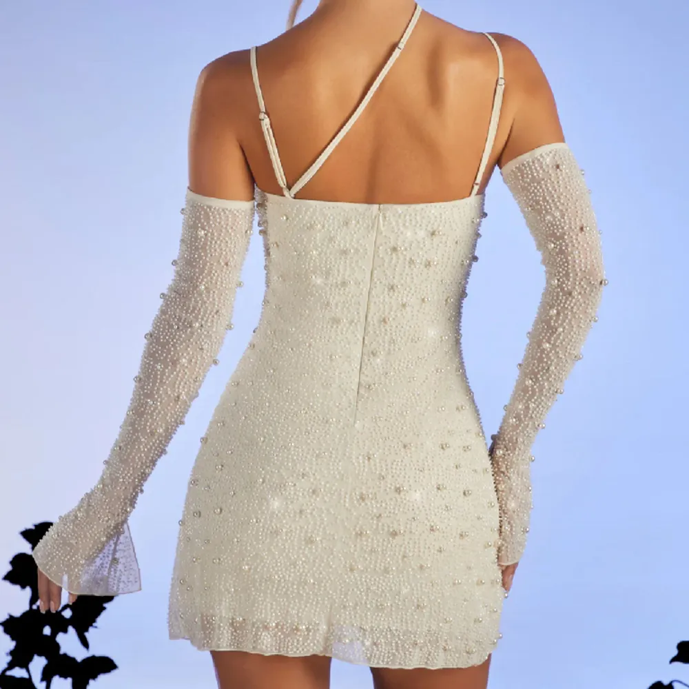 Säljer en jättefin klänning,  Embellished Asymmetric Corset Mini Dress i vit storlek S uk size 8, köpt för 973 kr. Ej använd endast provat klänningen, köptes februari 2023. Klänningen är i fint skick fylld med pärlor och glittrar 💞🫶🏼. Klänningar.