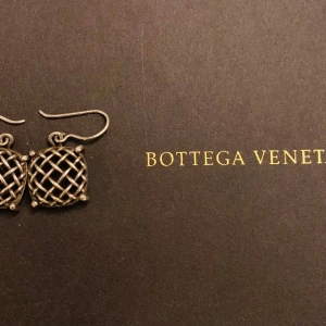 Bottega Veneta örhängen - Dessa fina är svåra att få tag i!  Dem är flätade i silver enligt  bottega Veneta klassiska flätning.  Super fina.  