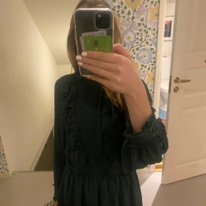 Zara klänning - Fin klänning ifrån zara. Stl M men skulle säga att den tillochmed passar xs-s Tryck gärna på köp nu.