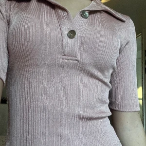 Topp Nakd - Superfin roseguld topp från NAKD med guldknappar Helt ny med prislappar - endast provad sammetsliknande material bild 2 framhäver färgen bäst XXS, men passar mig som brukar ha XS och även S ibland