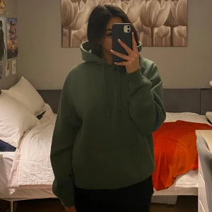 Hoodie  - En mörkgrön hoodie som är superskön. Storlek XS men oversized modell. Jättebra skick. Köpt på bikbok för 400kr, kan säljas för 150 vid snabb affär.💕