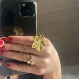 Blomring - Jättefin blomning som endast är testad, helt i nyskick! Storleken är justerbar