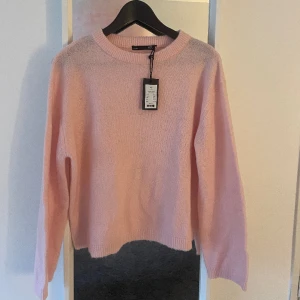 Stickad tröja - Skit fin rosa stickad tröja, helt oanvänd, helt slut såld på hemsidan