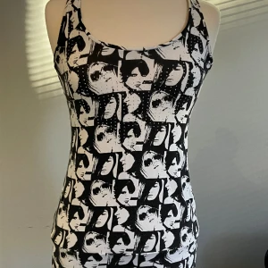 Cool topp - Linne med coolt tryck. Har super fina glitter detaljer och är i bra skick! Passar som en s men även m 