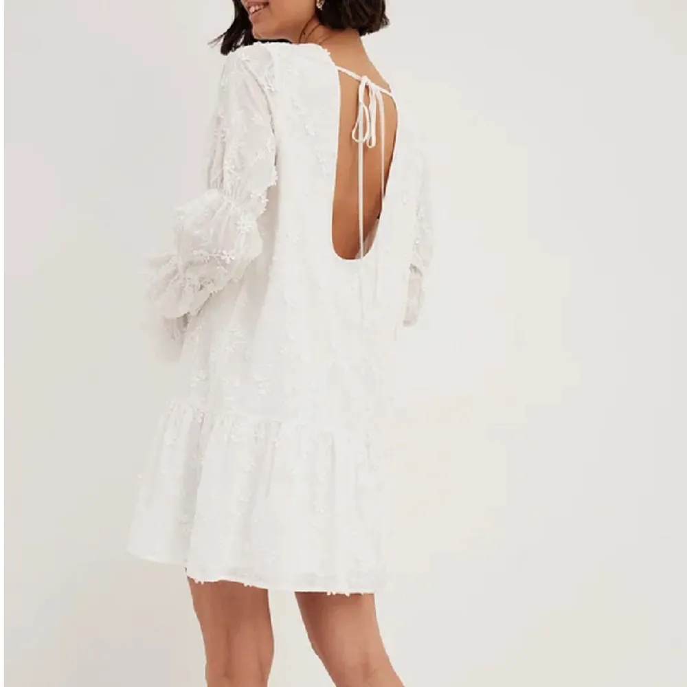 Intressekoll på denna helt oanvända (lappen kvar) klänning från NA-KD som är helt slutsåld💖”Klänning med ärmdetalj” å kostar 699kr på hemsidan! Säljer om jag är nöjd med priset!. Klänningar.