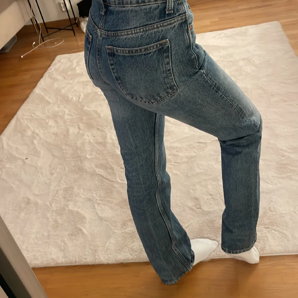 Säljer mina super fina helt oanvända weekday jeans då dem är lite försmå för mig❤️ längden är dock perfekt och jag är ca 160💗orginal priset är 590. Jeans & Byxor.