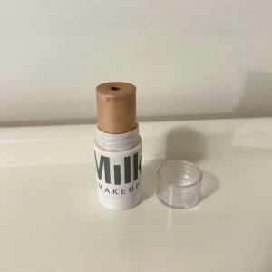 Milk Highlighter - Highlighter mini stick från Milk i färgen LIT. Endast testats några gånger av mig. Nypris 279 kr.
