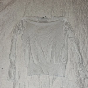 Zara tröja  - Jättefin zara tröja med guldknappar. Tröjan är inte används så mycket och är väldigt bra skick❣️💗