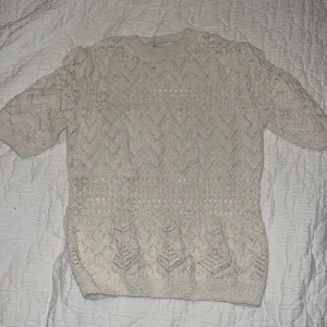 Zara tröja  - En jättegullig zara tröja som tyvärr inte kommer till användning längre! Skriv om fler bilder och pris kan diskuteras 💕💕
