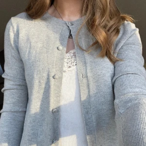 Grå kofta från zara - Säljer denna gråa kofta från zara. Superfin och populär. Ursprungspris: 549kr