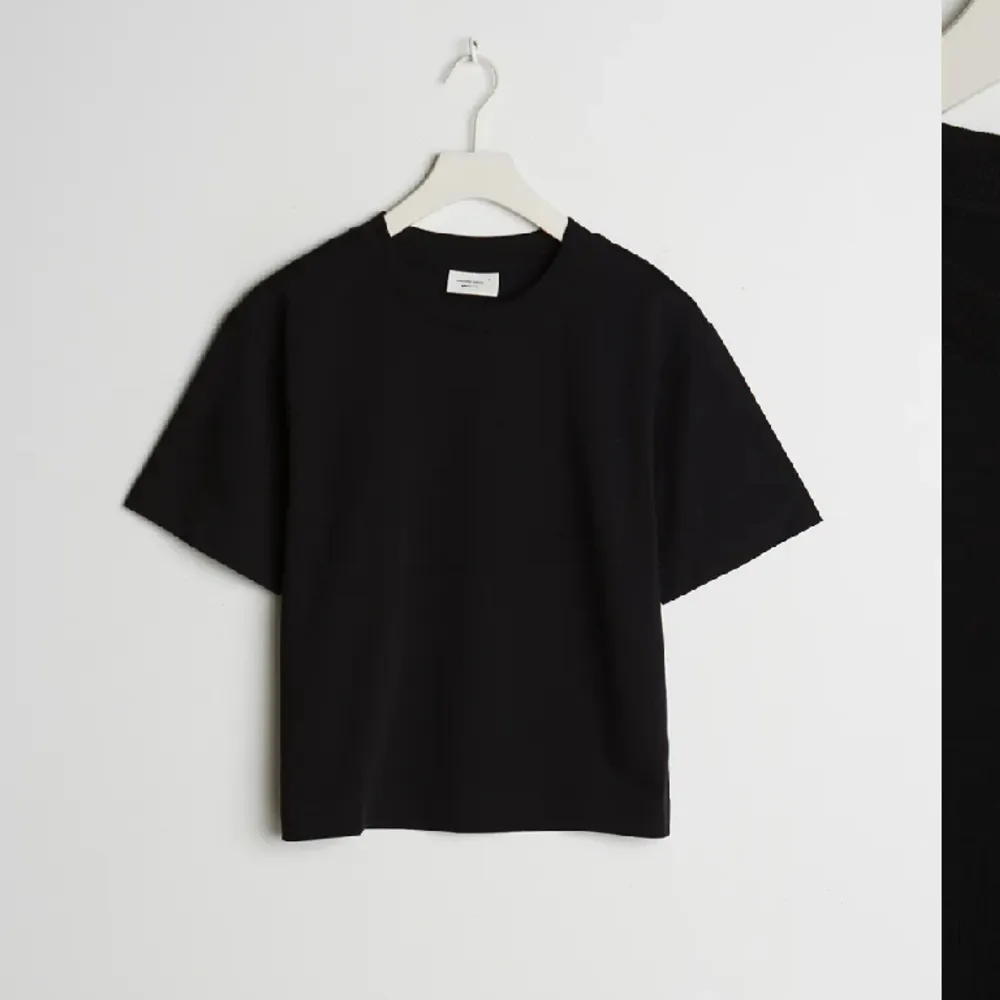 Säljer denna skitsnygga basic svarta t-shirten från gina💗. T-shirts.