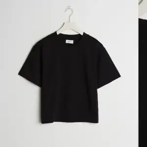 Säljer denna skitsnygga basic svarta t-shirten från gina💗
